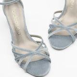 sandalias con tiras cruzadas