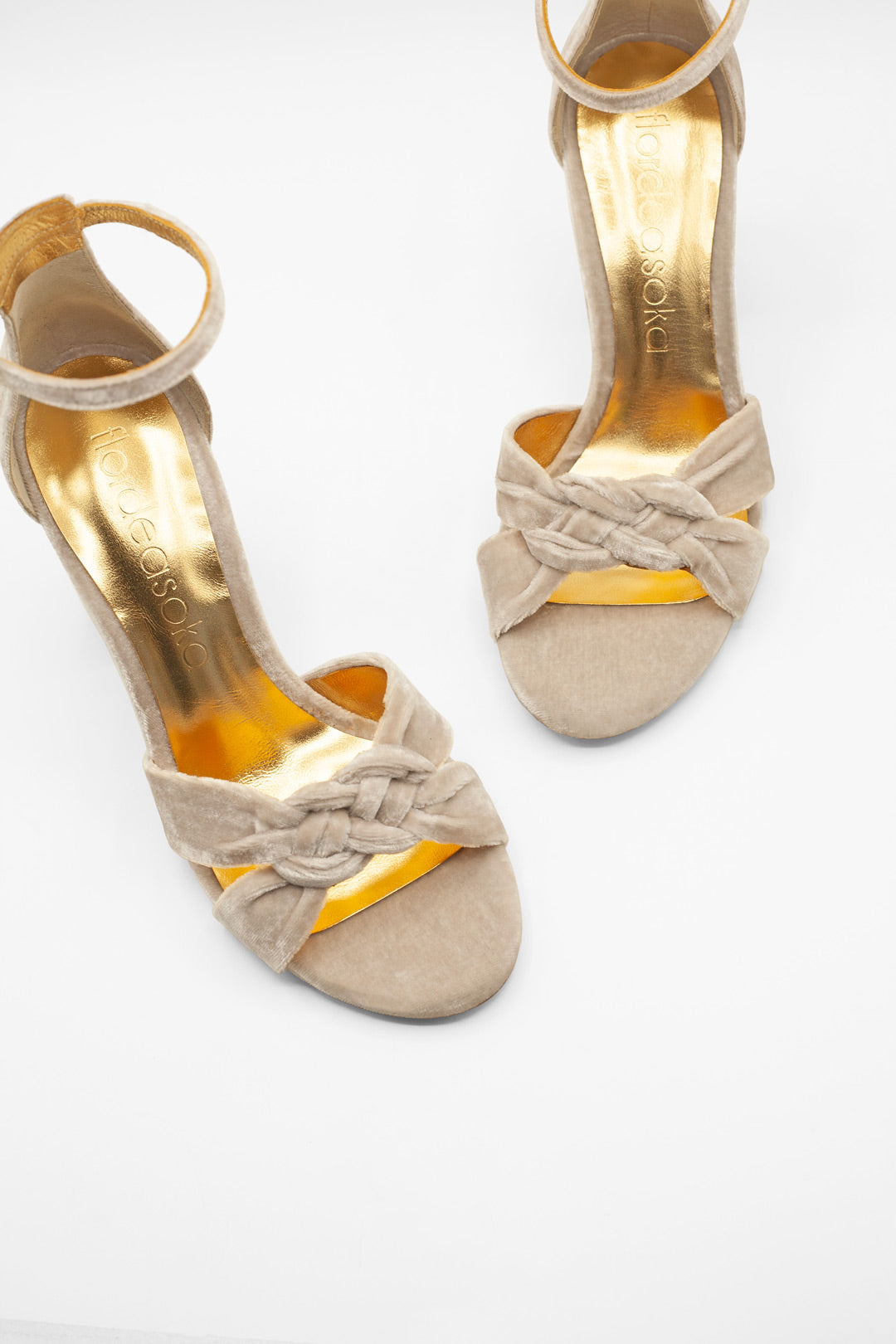 Sandalias para novia de invierno y de verano en tonos claros muy cómodas