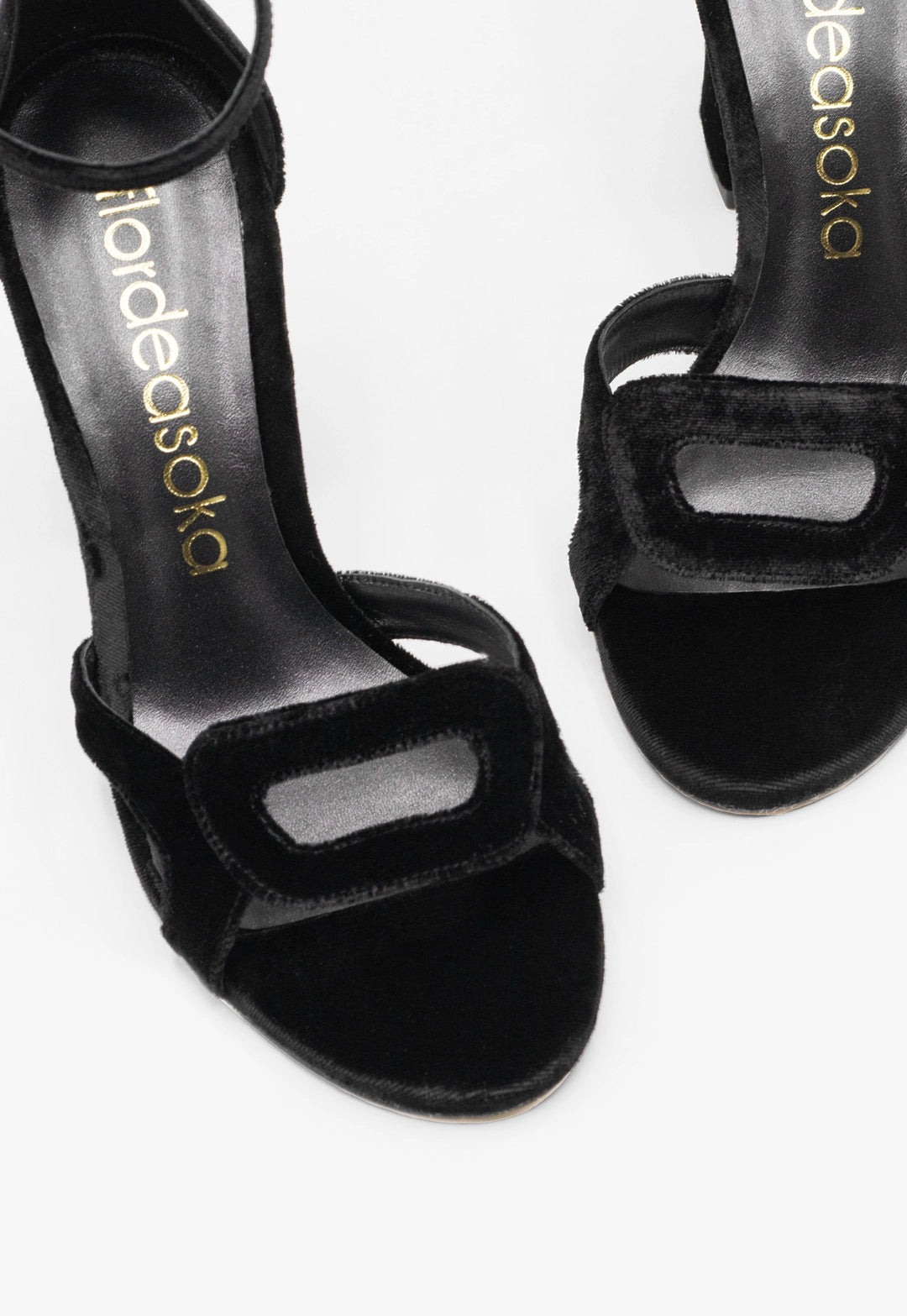 sandalias de terciopelo negro
