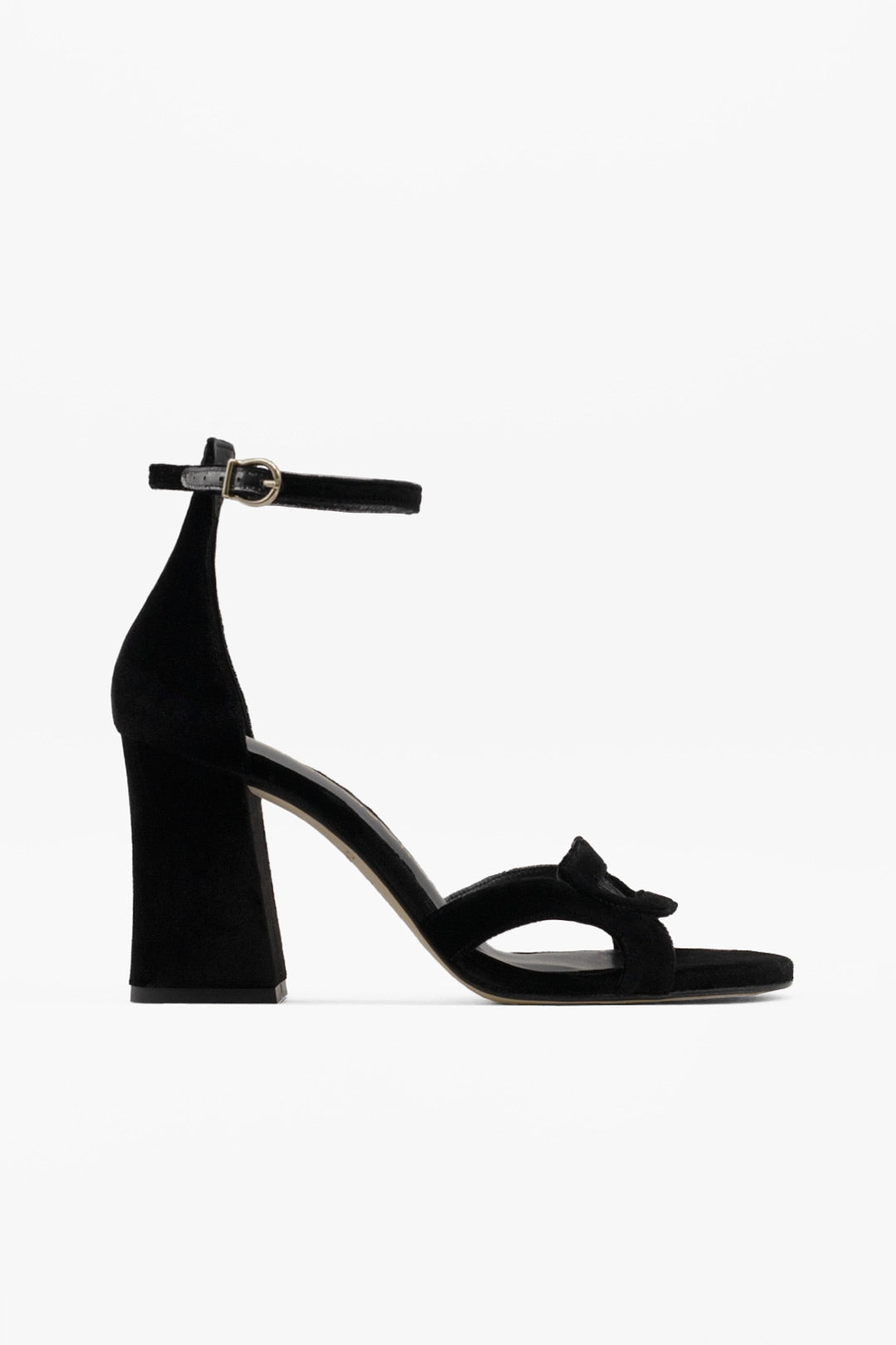sandalia negra con pulsera