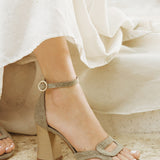 sandalias de lino con tacón dorado