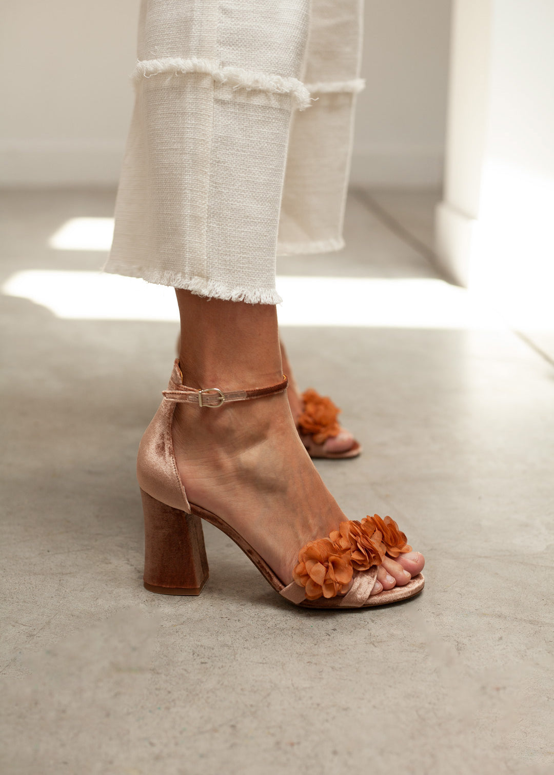 Tacones con flores naranjas para novia con tacón bloque cómodo para boda o fiesta