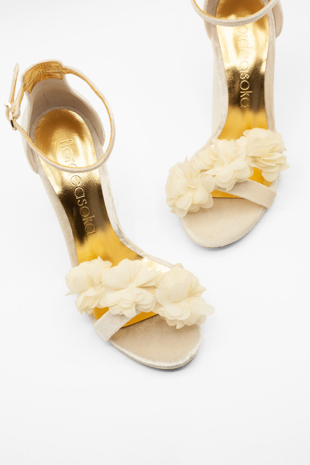 sandalias con detalles