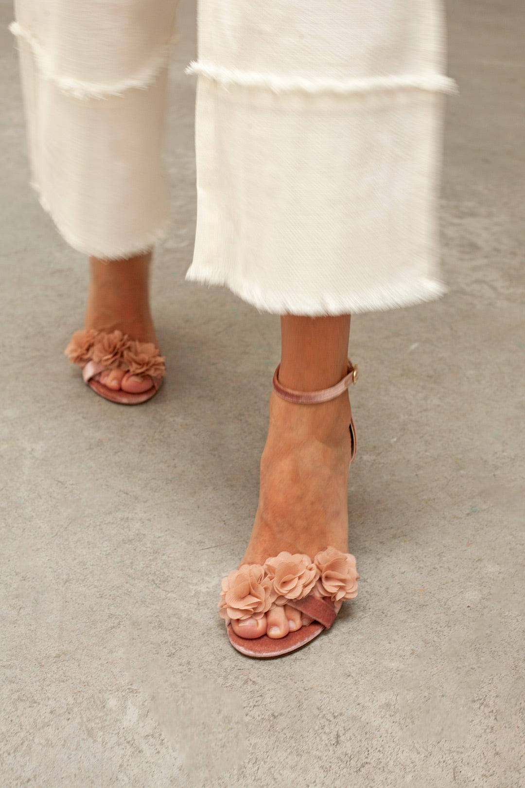 Sandalias con flores rosas para novia con tacón bloque cómodo para boda o fiesta