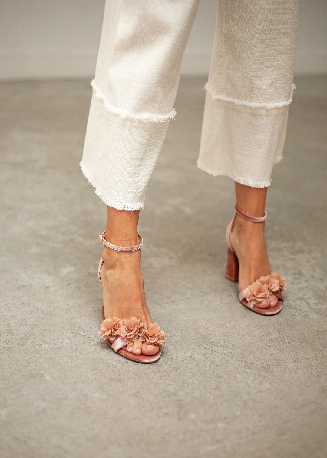 Sandalias con flores rosas para novia con tacón bloque cómodo para boda o fiesta