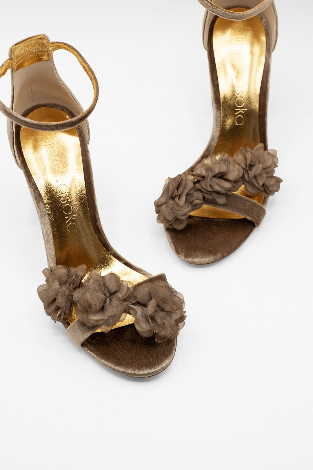 sandalias con tacón ancho