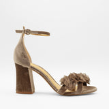 sandalias con flores marrones en terciopelo