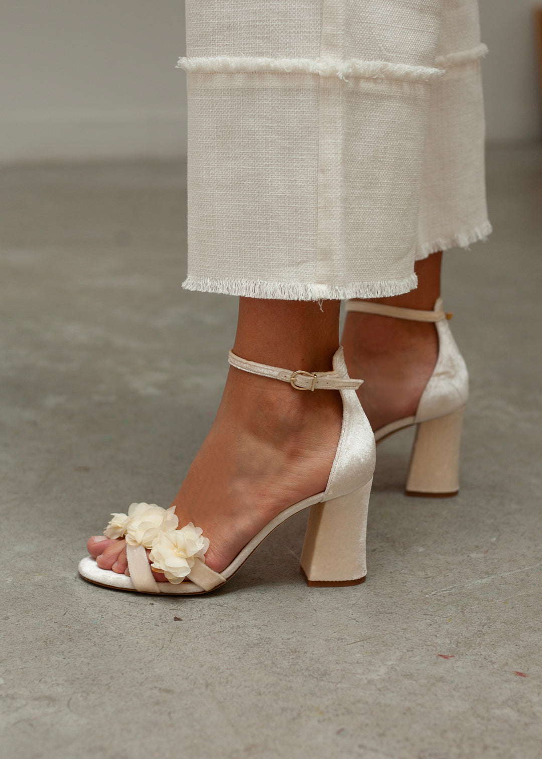 Sandalias con flores para novia blancos con tacón bloque