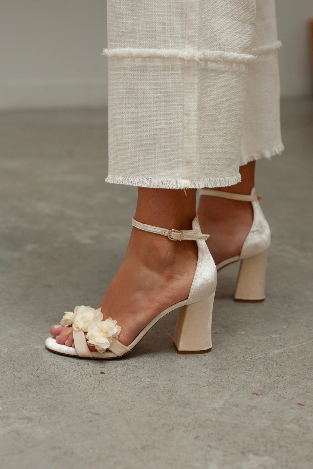 Sandalias con flores para novia blancos con tacón bloque