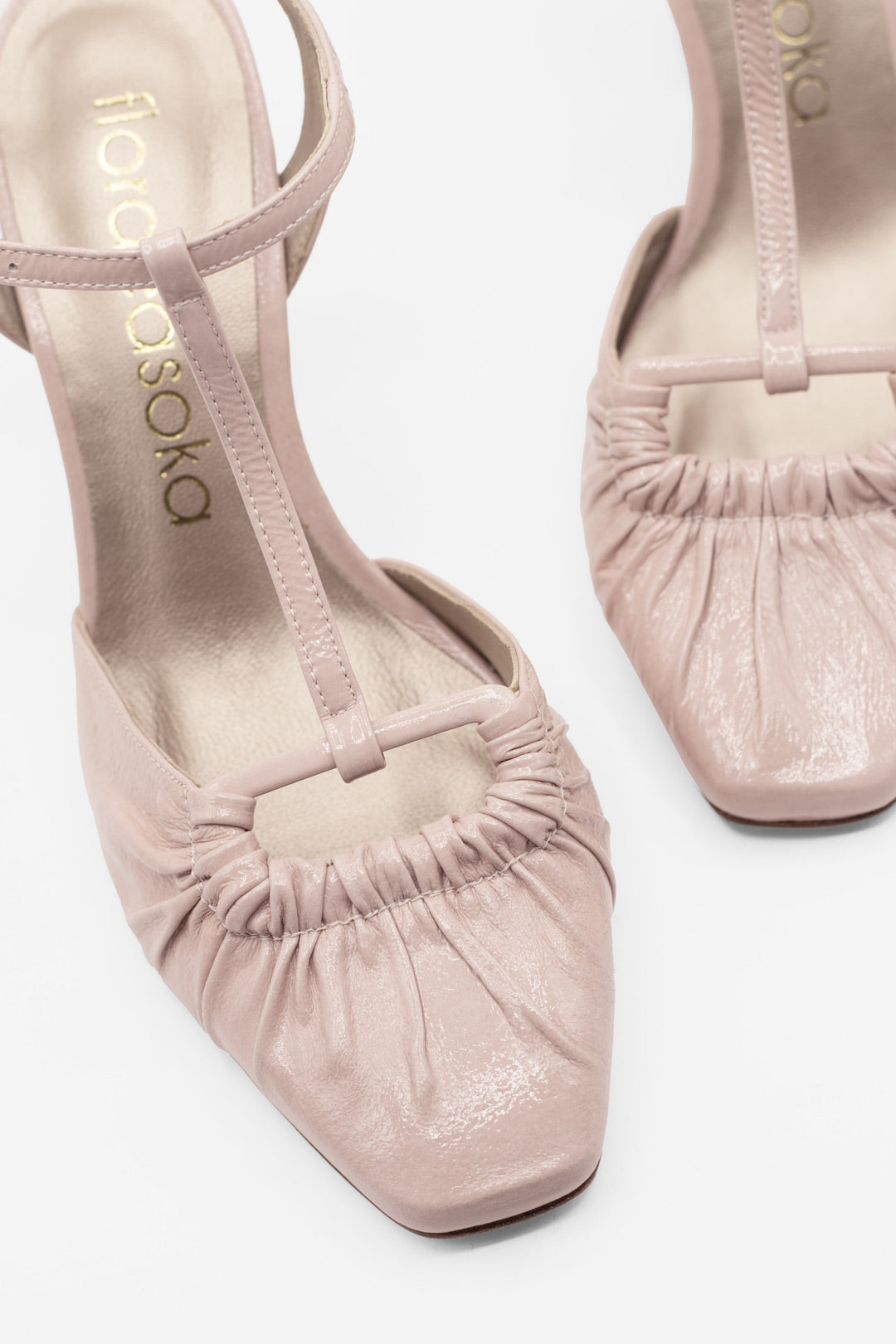 zapatos con tacón rosa