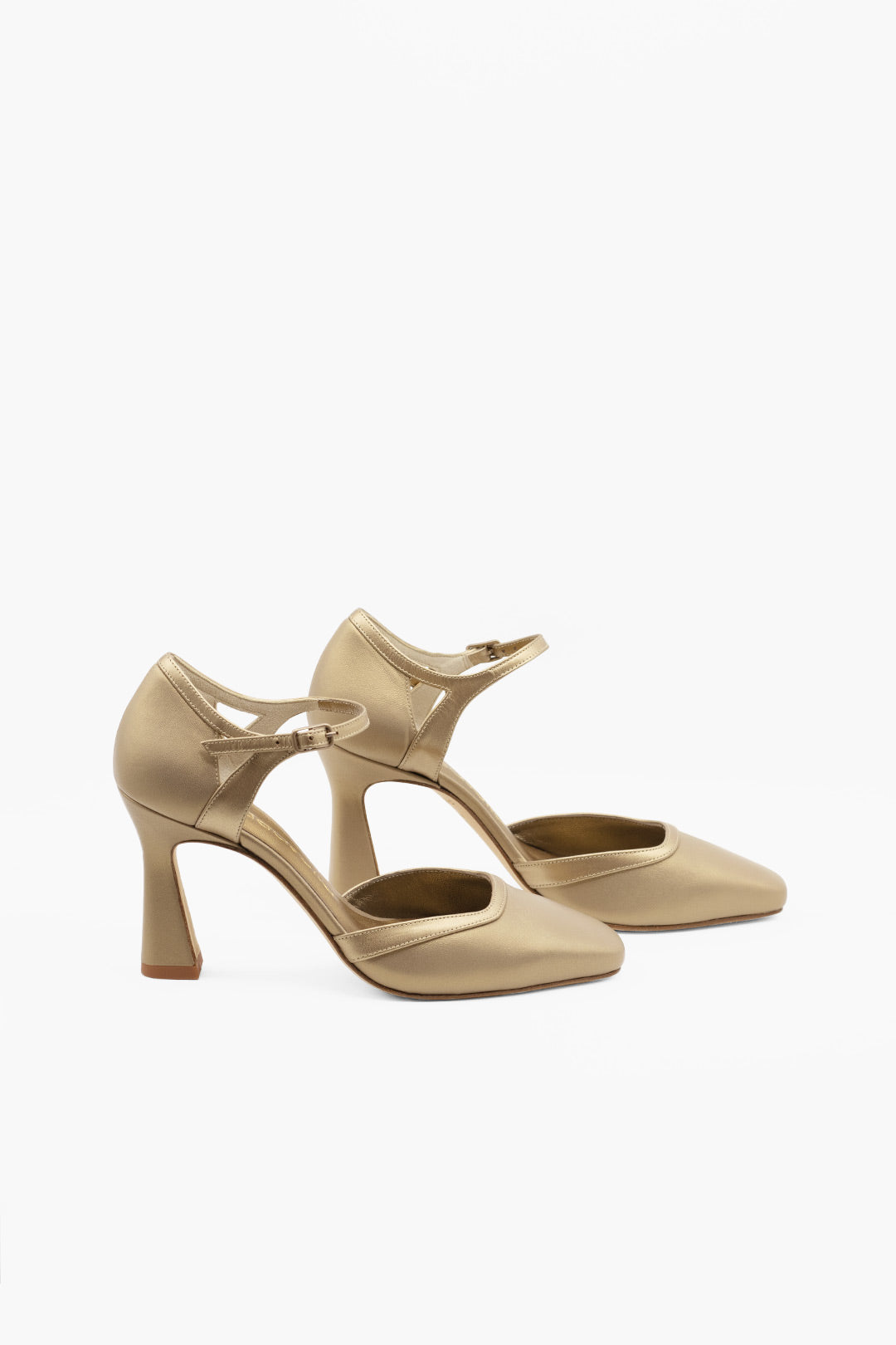 Zapatos dorados con tacón