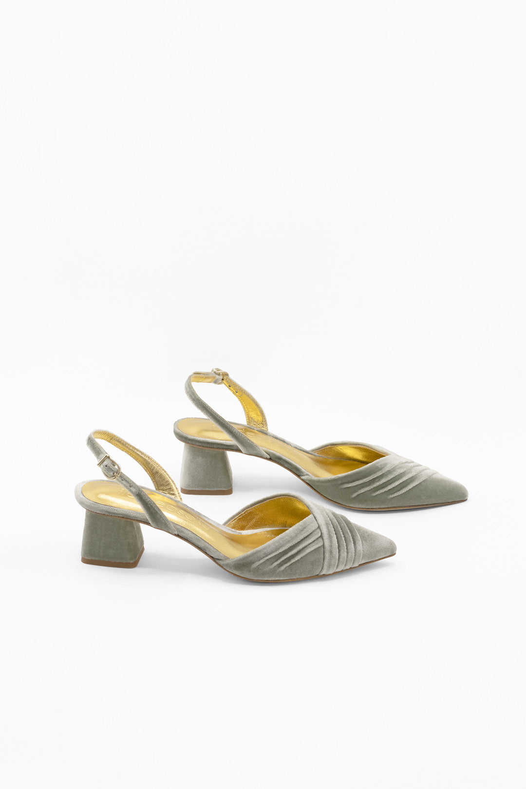 zapatos en punta de terciopelo