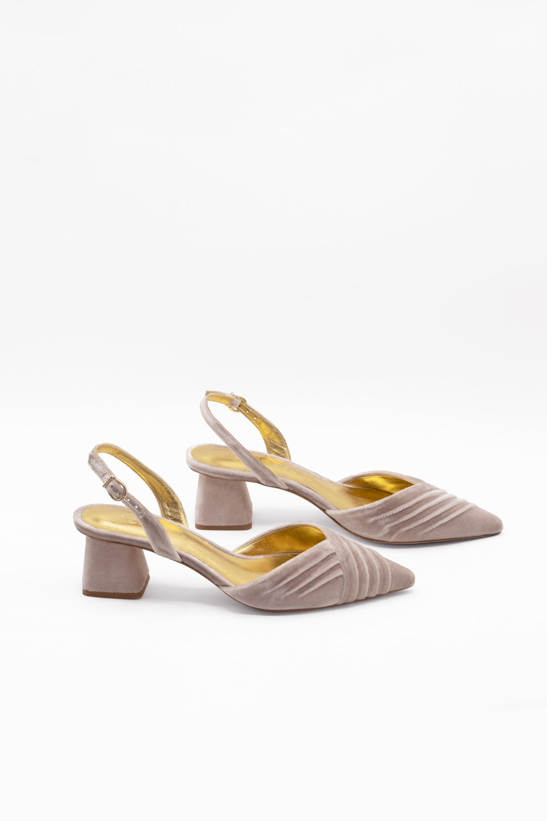 zapatos cerrados en color rosa ideales para novias