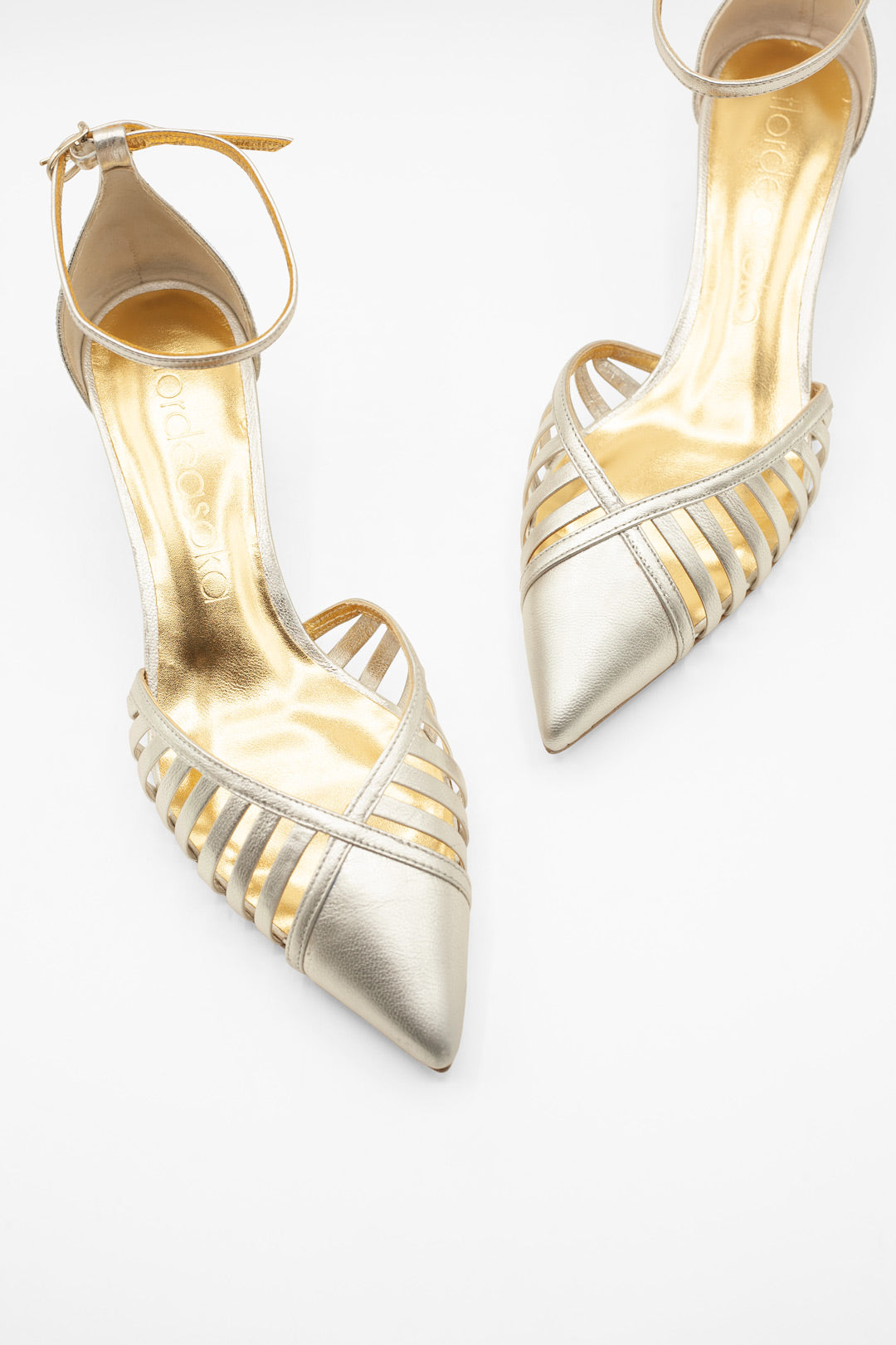 Zapatos salón plateados plata de punta muy cómodos para novia o invitada de boda