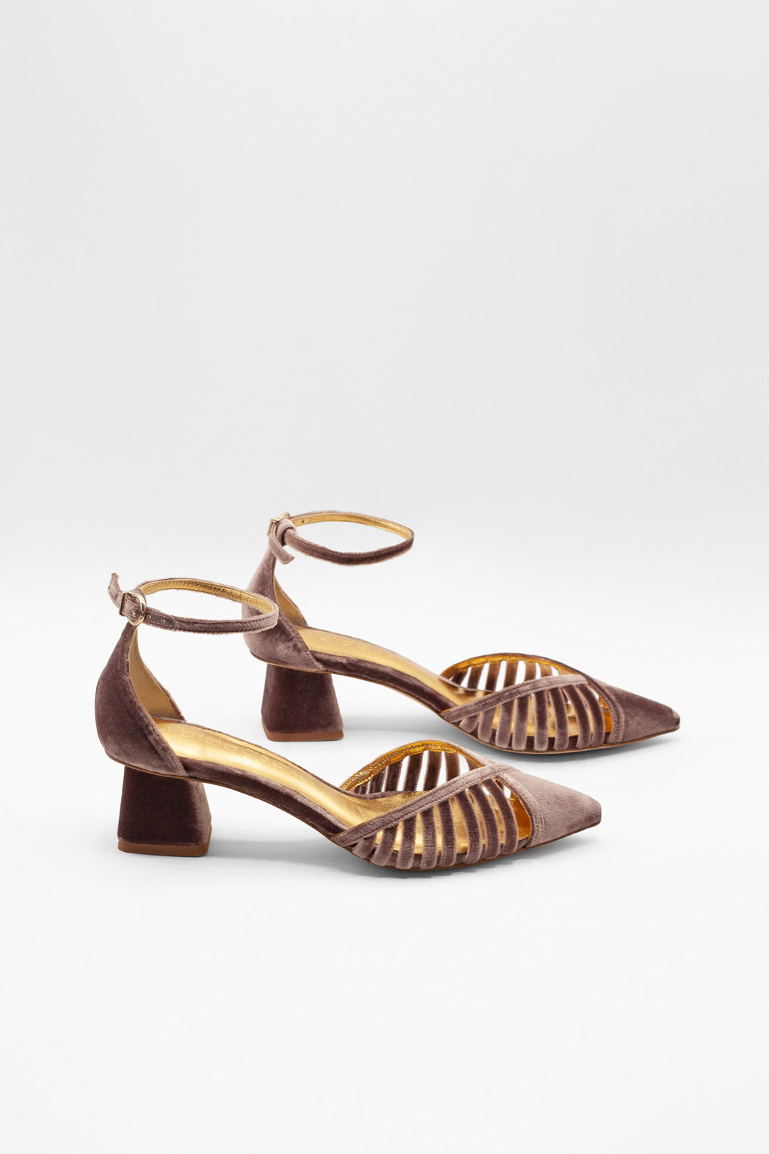 zapatos con tacón bajo