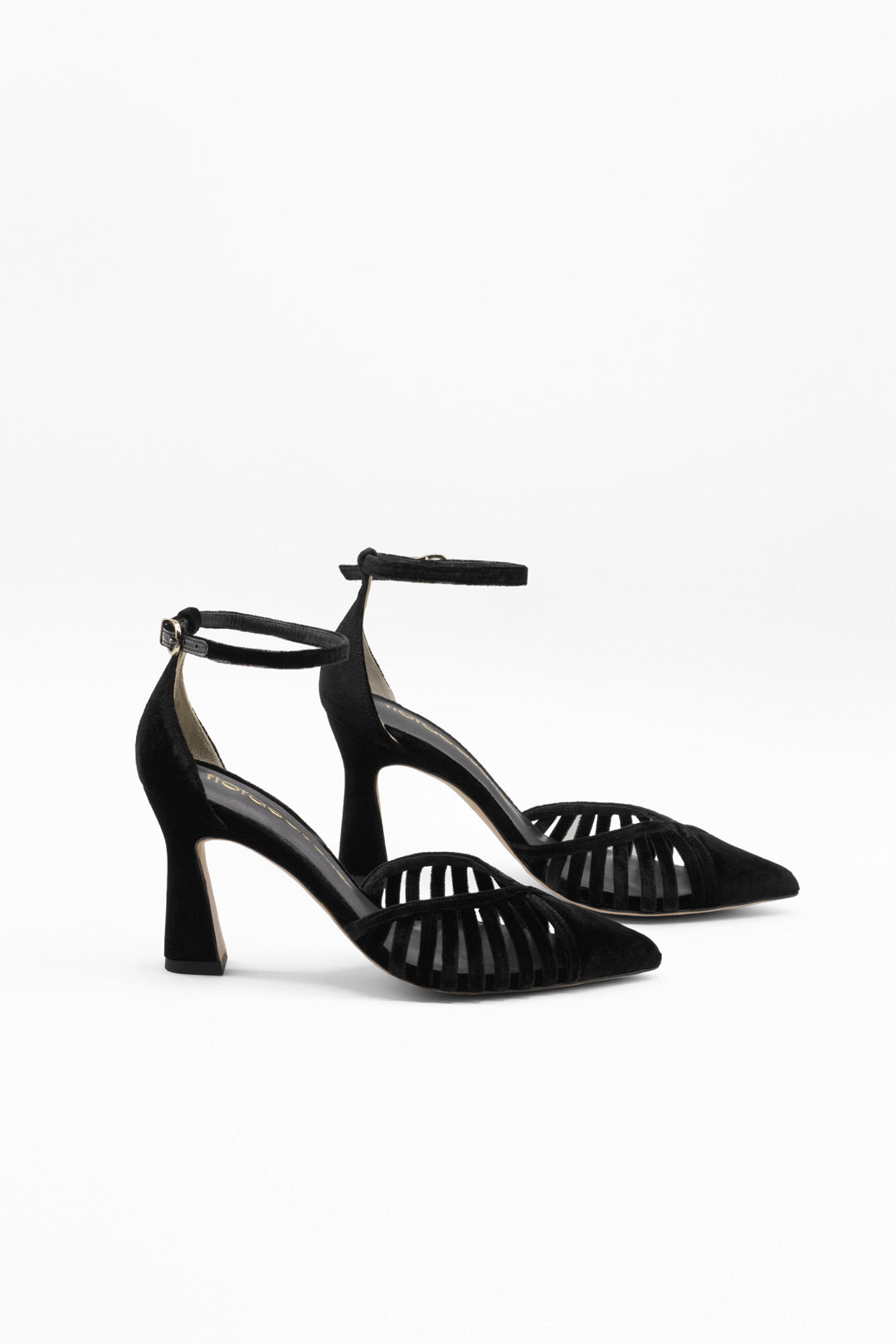 Zapatos de tacón negros de punta y tacón fino