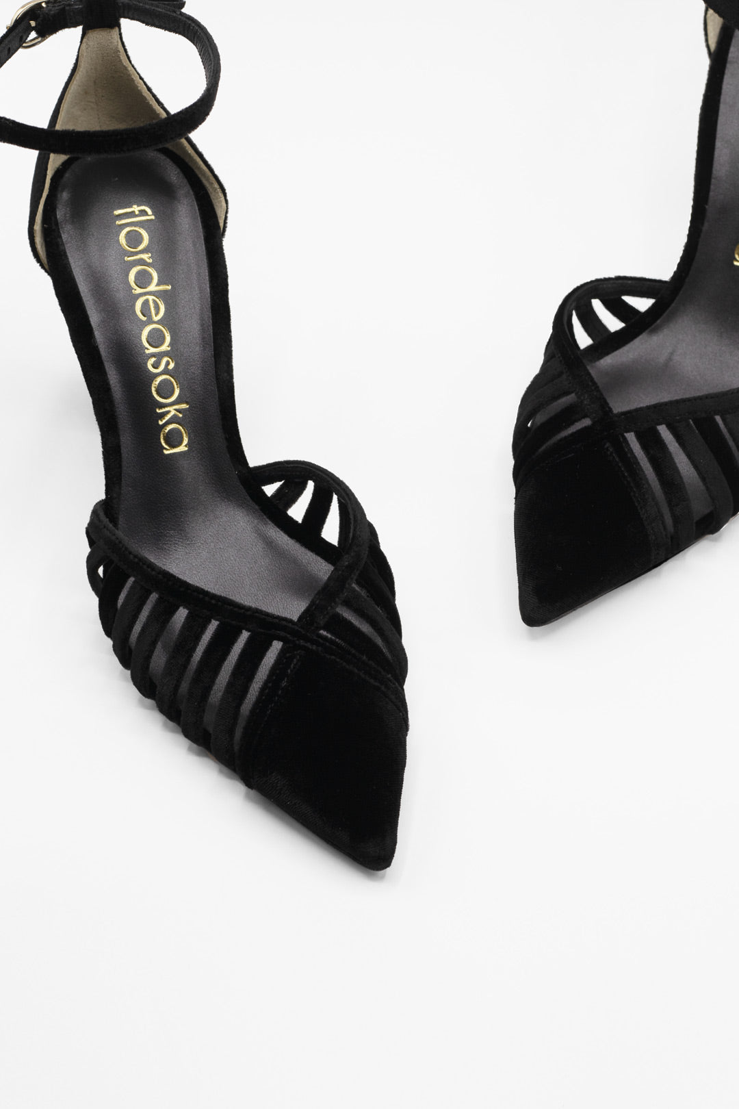 Zapatos de punta negros de terciopelo tipo salón
