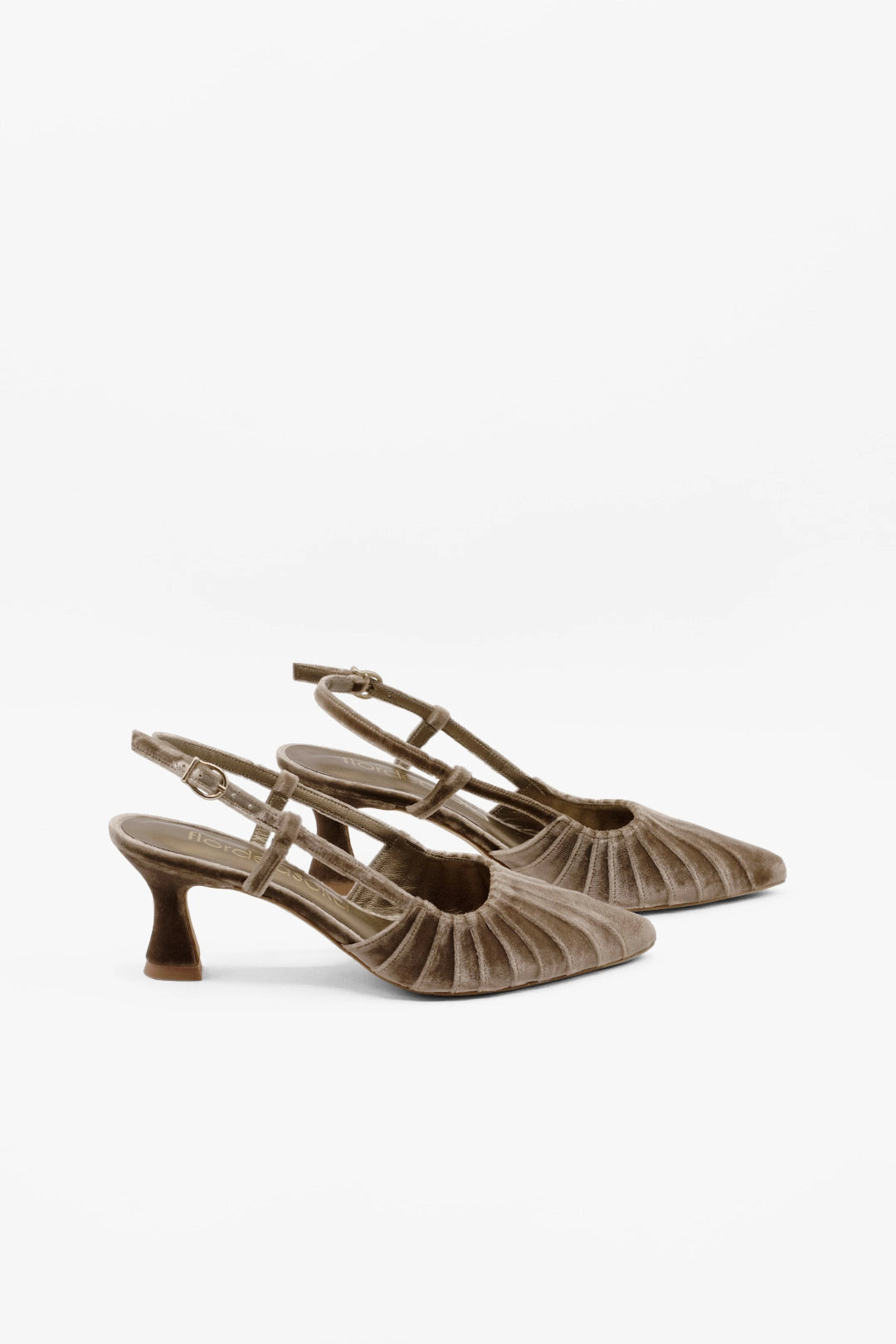 zapato cerrado de terciopelo para novias