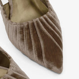 zapato cerrado con tacón trapecio