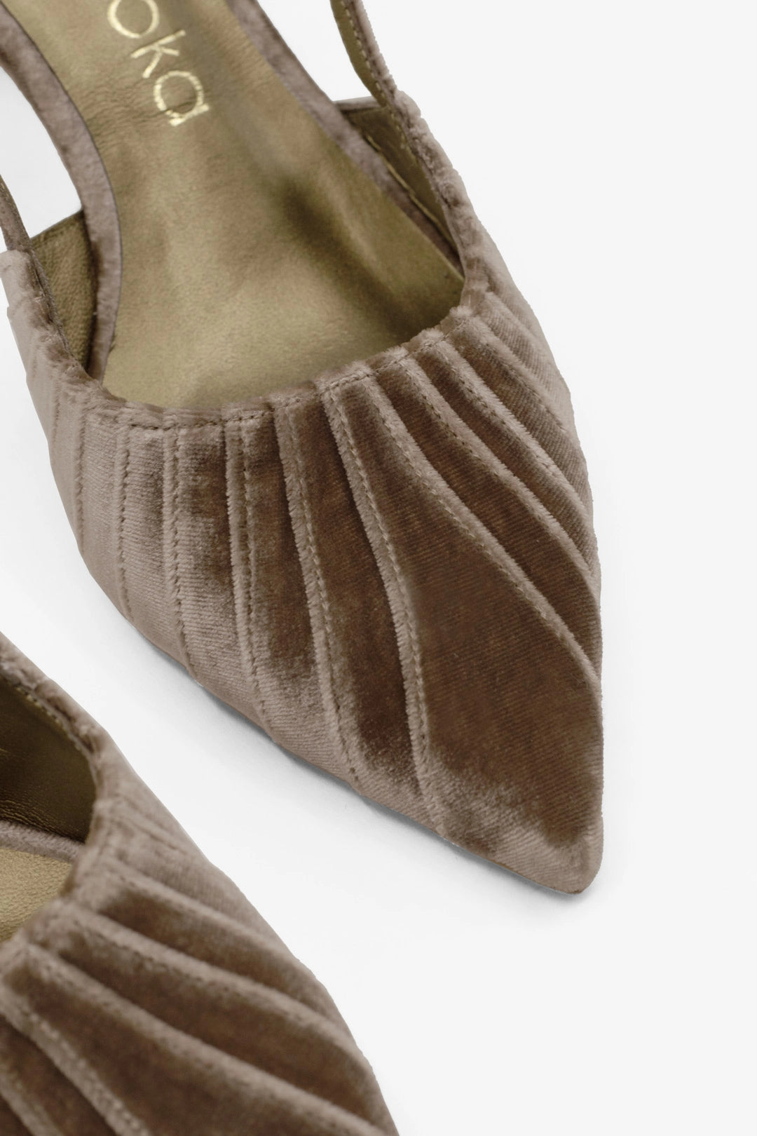 zapato cerrado con tacón trapecio