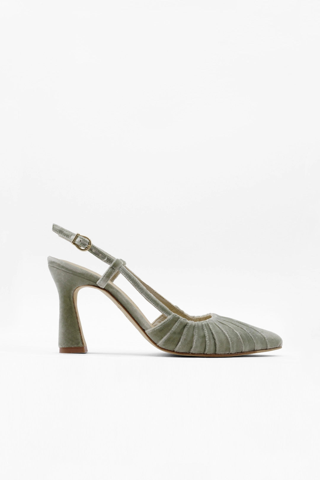 zapato cerrado terciopelo verde para novias