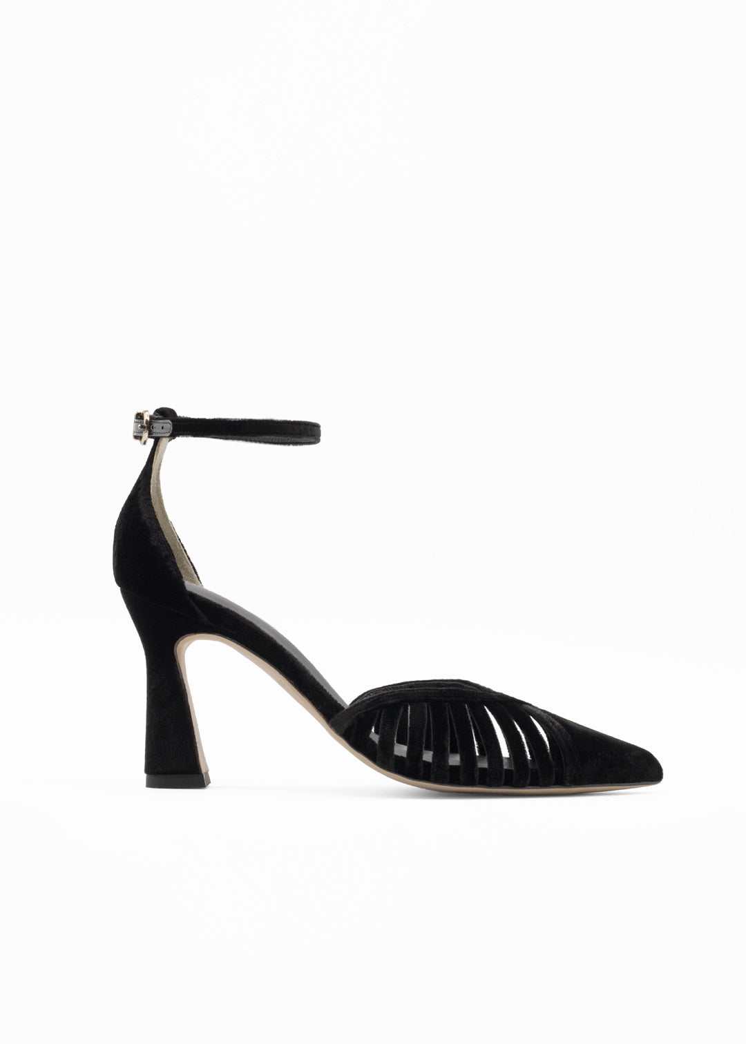 Tacones negros de punta elegantes y cómodos