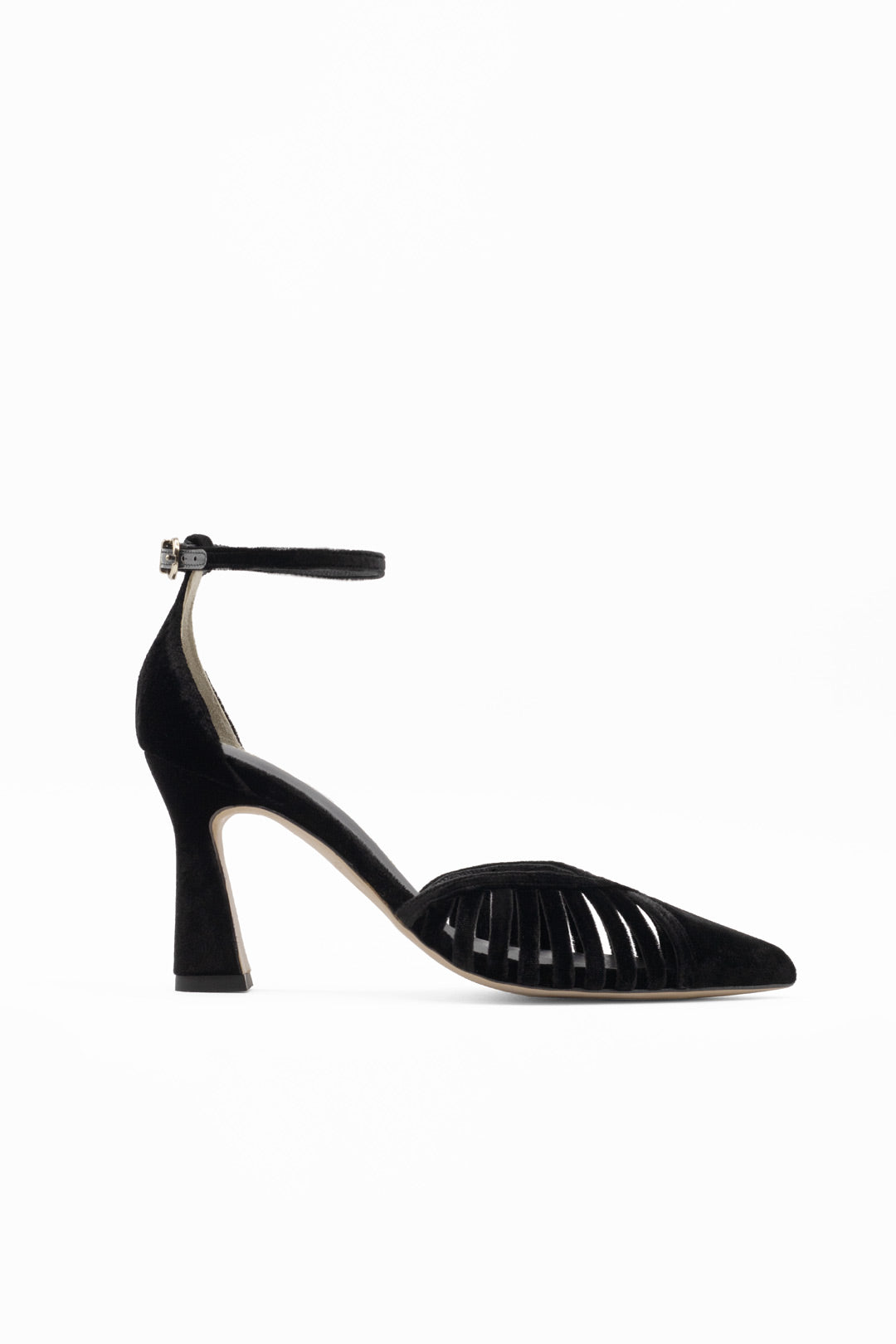 Tacones negros de punta elegantes y cómodos