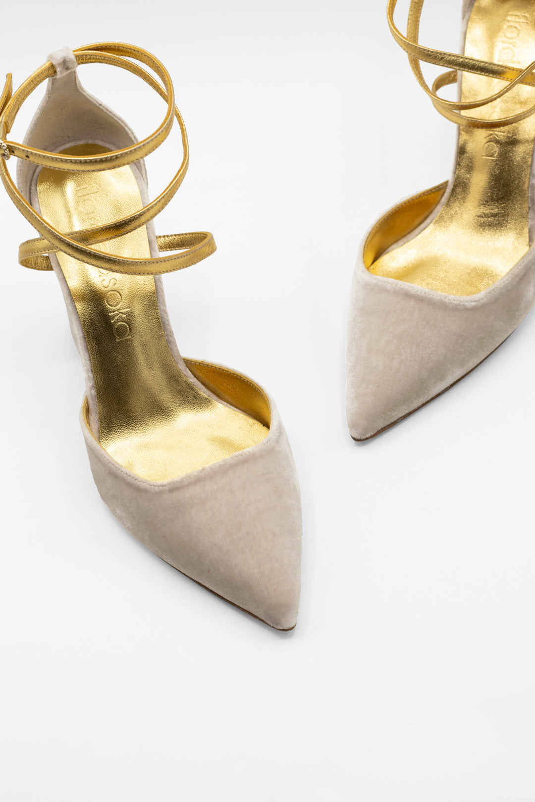 Zapatos de punta para novias tonos grises blancos con tiras doradas
