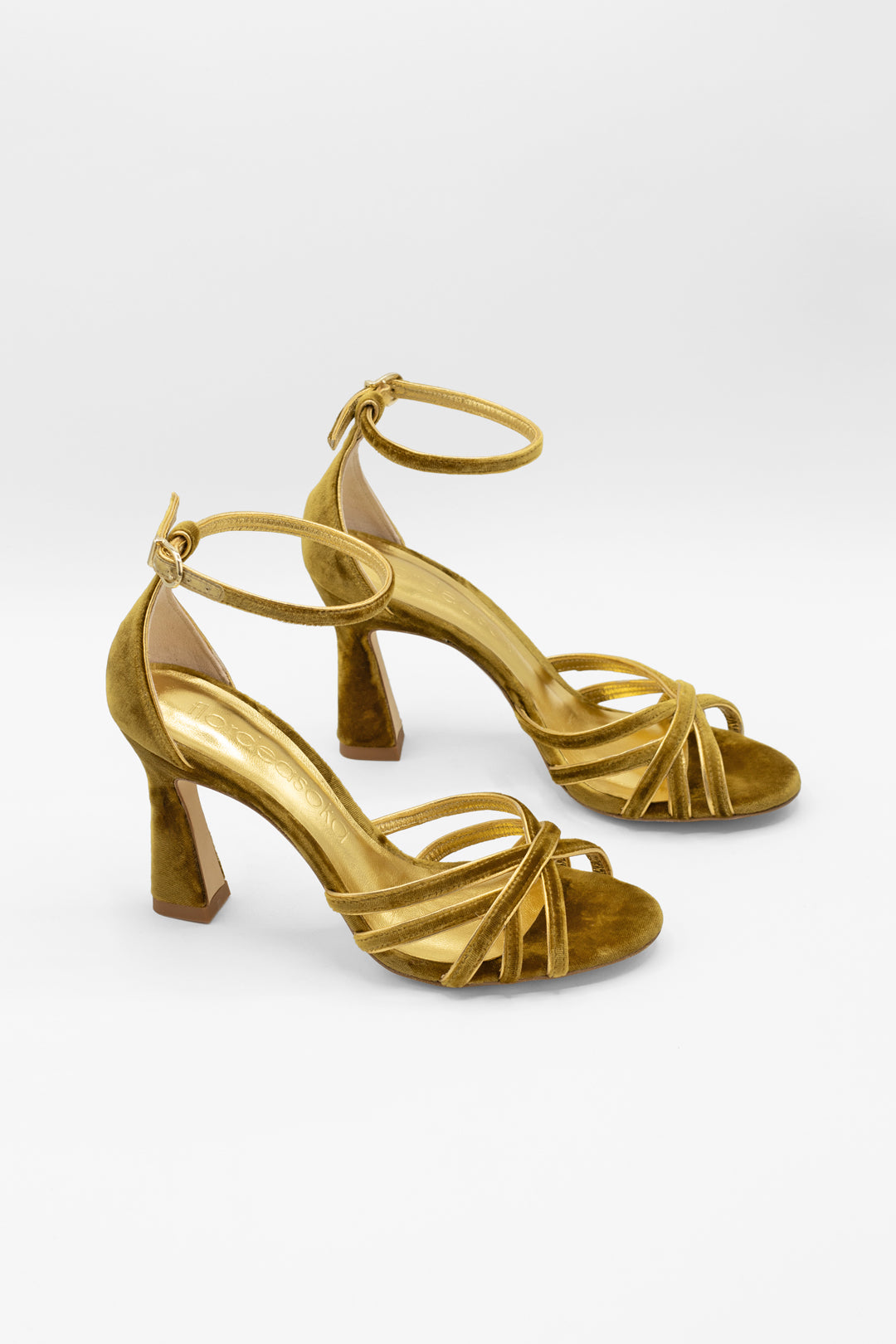 Sandalias de novia doradas de tiras cómodas como tacones de fiesta
