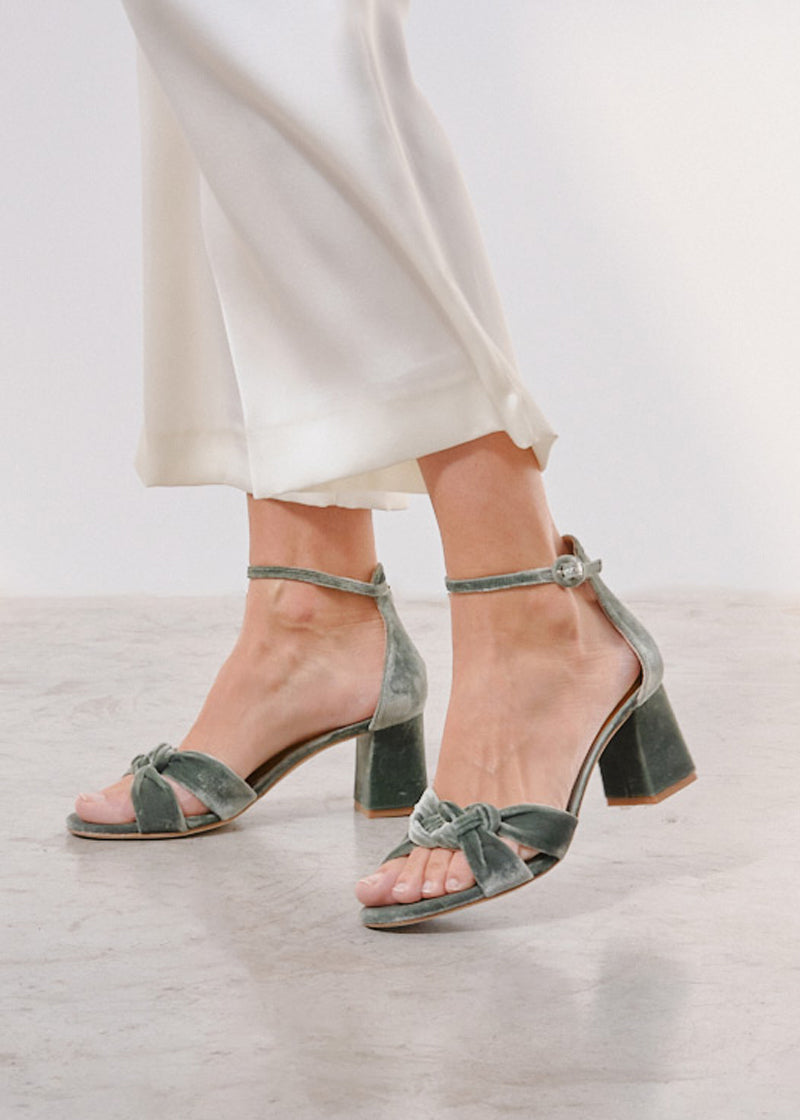 sandalias de terciopelo verdes para novias