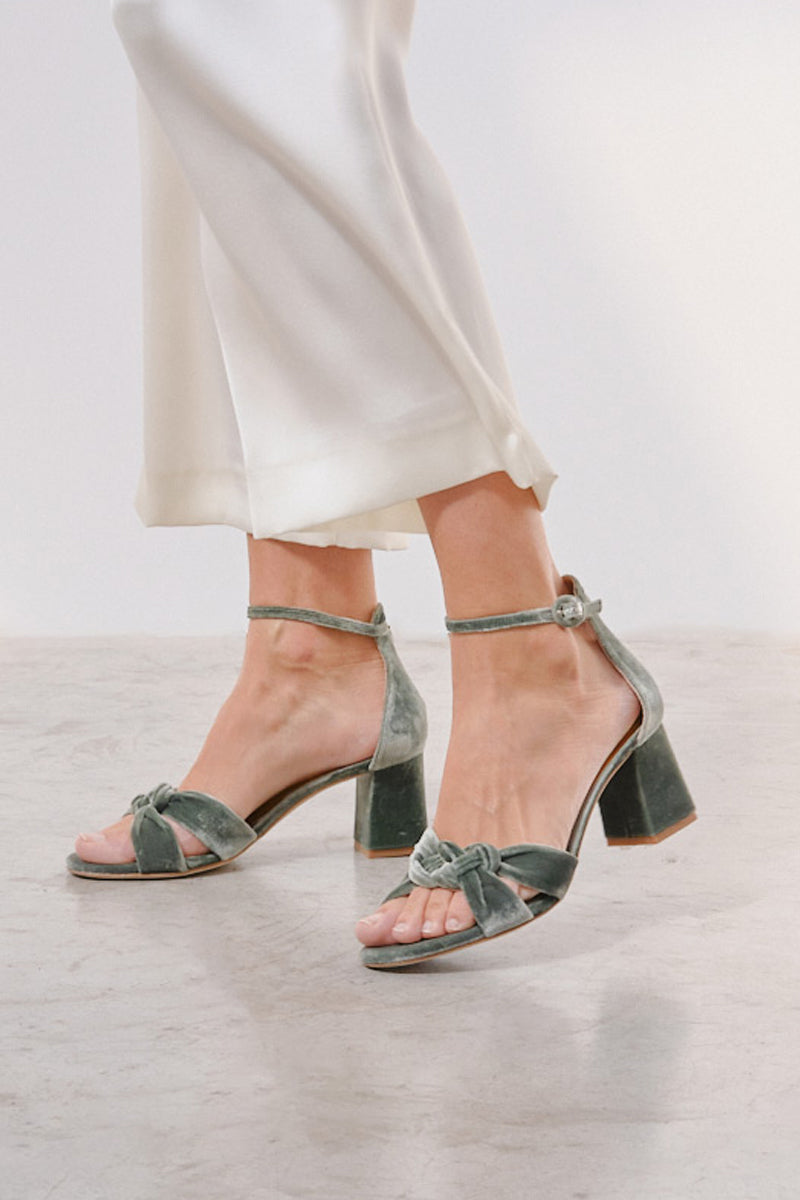 sandalias de terciopelo verdes para novias