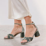 sandalias de terciopelo verdes para novias