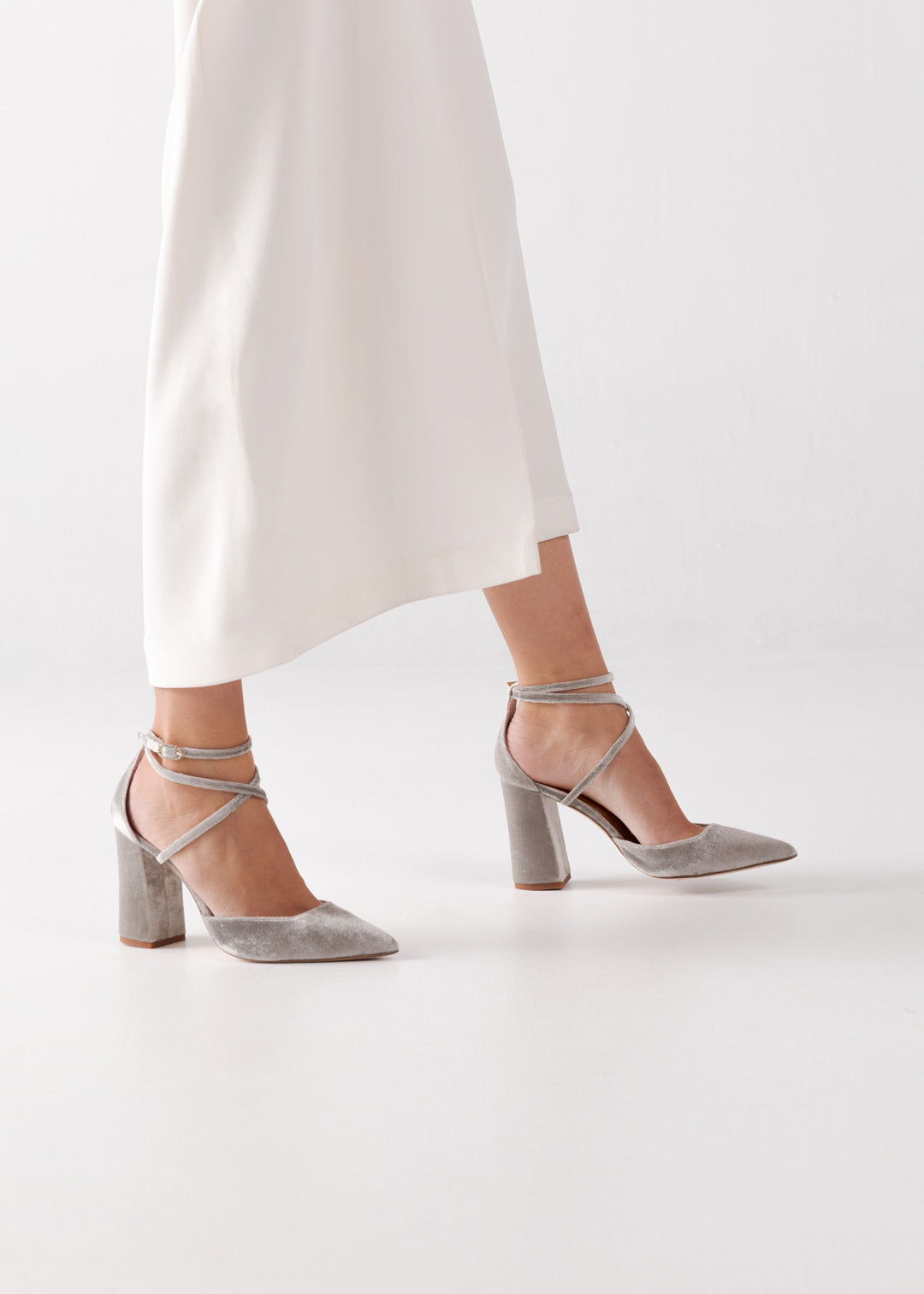 zapatos cerrados de punta en terciopelo