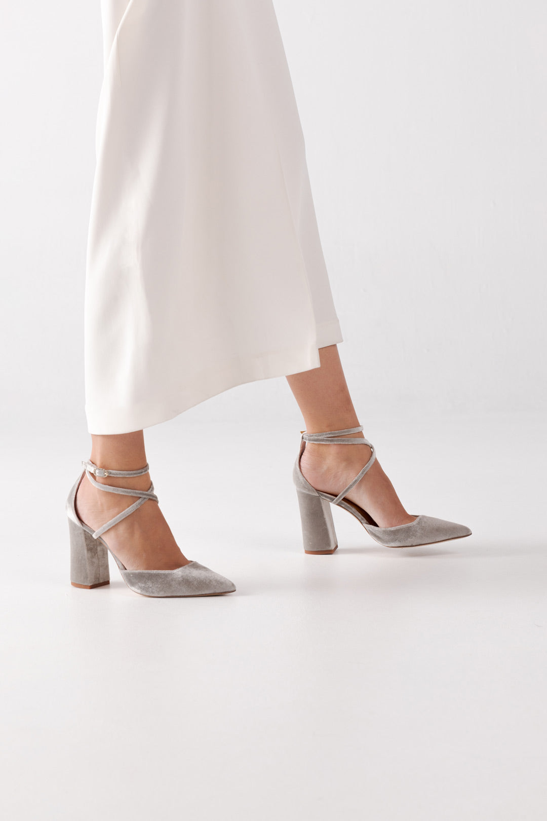 zapatos cerrados de punta en terciopelo