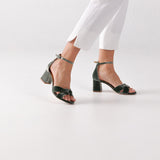 sandalias con detalle nudo trenzado en terciopelo verde para novias