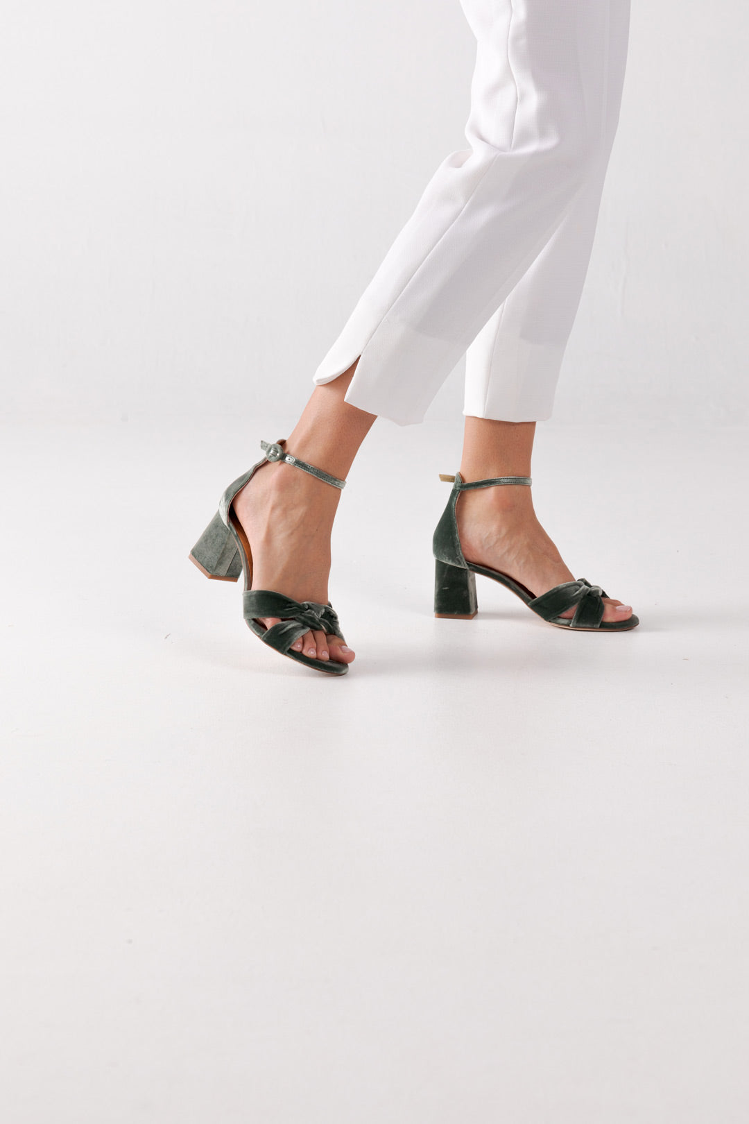 sandalias con detalle nudo trenzado en terciopelo verde para novias