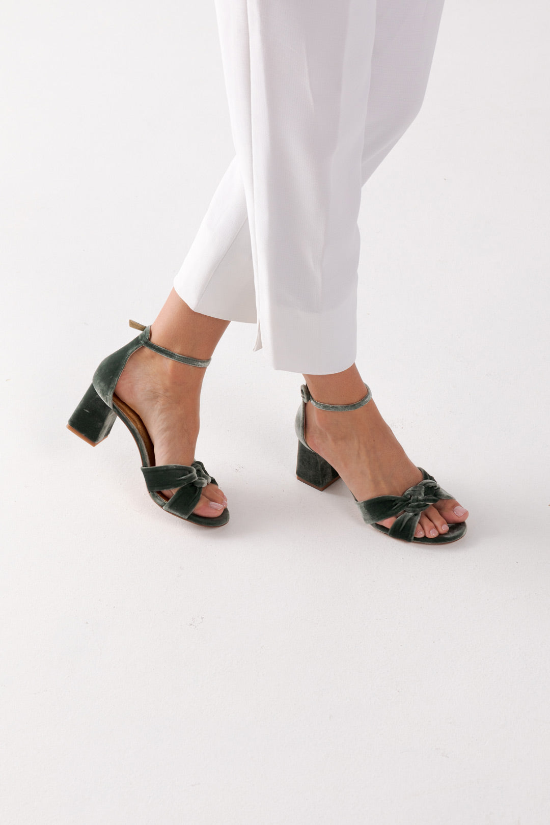 sandalias verdes de tacón bajo