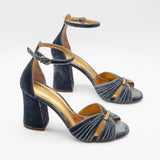 sandalias azules con tacón ancho