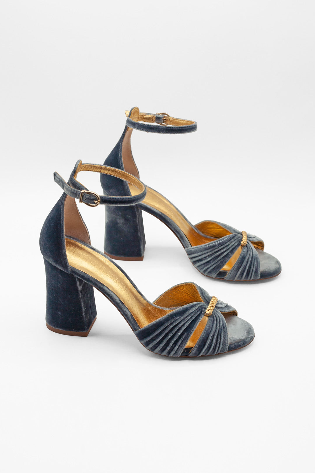 sandalias azules con tacón ancho