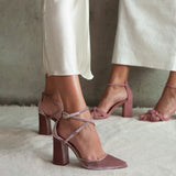 zapatos cerrados en punta en color rosa para novia