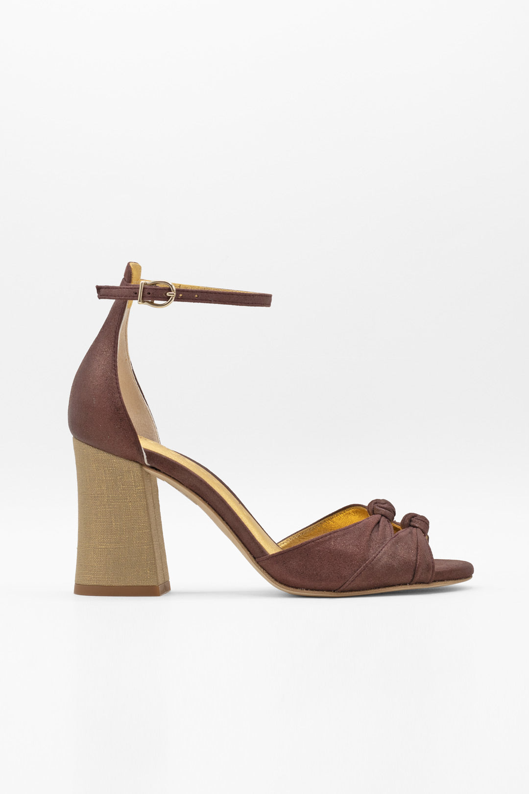 sandalias con tacón dorado