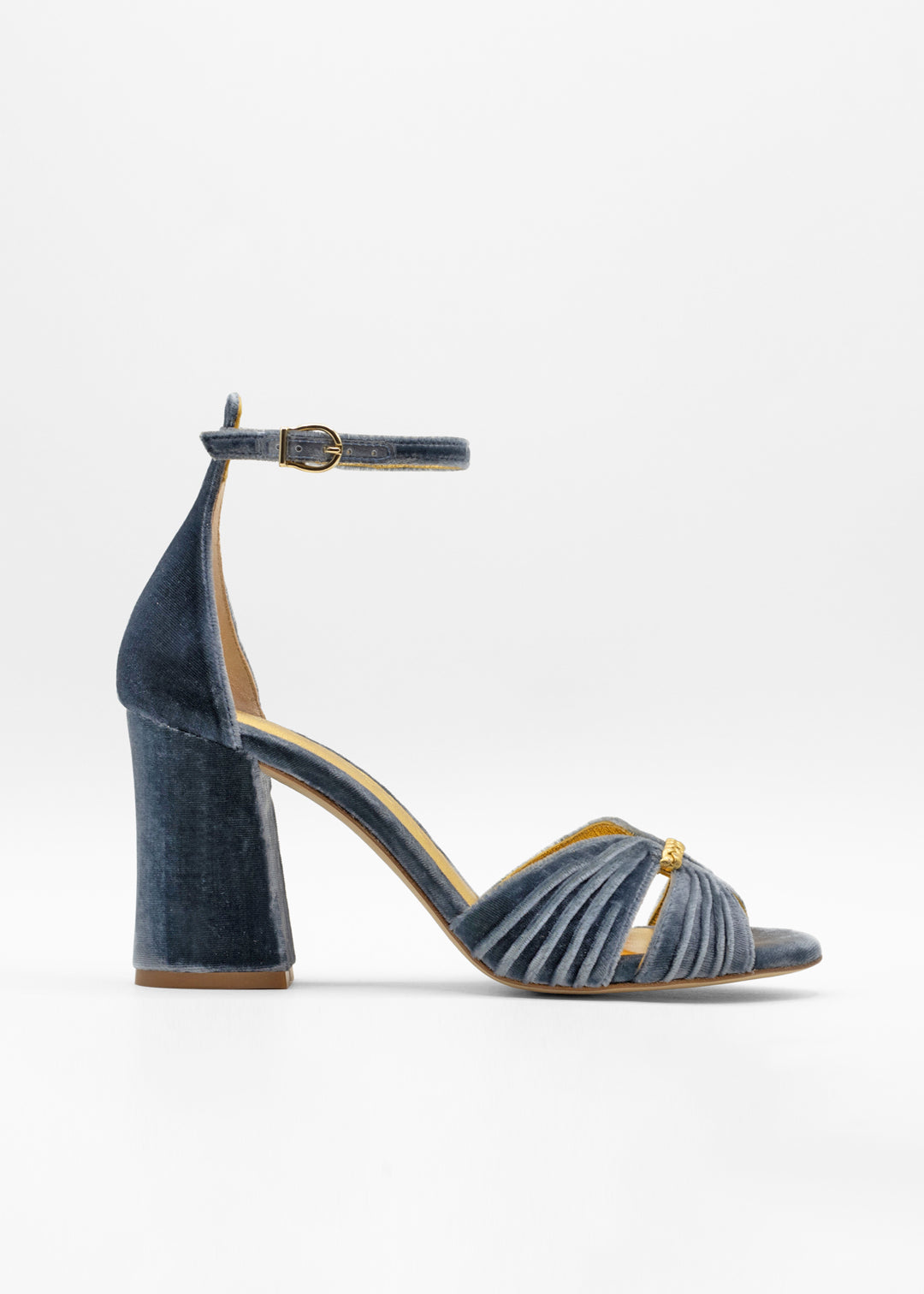 zapatos azules en terciopelo con detalle dorado