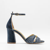 zapatos azules en terciopelo con detalle dorado