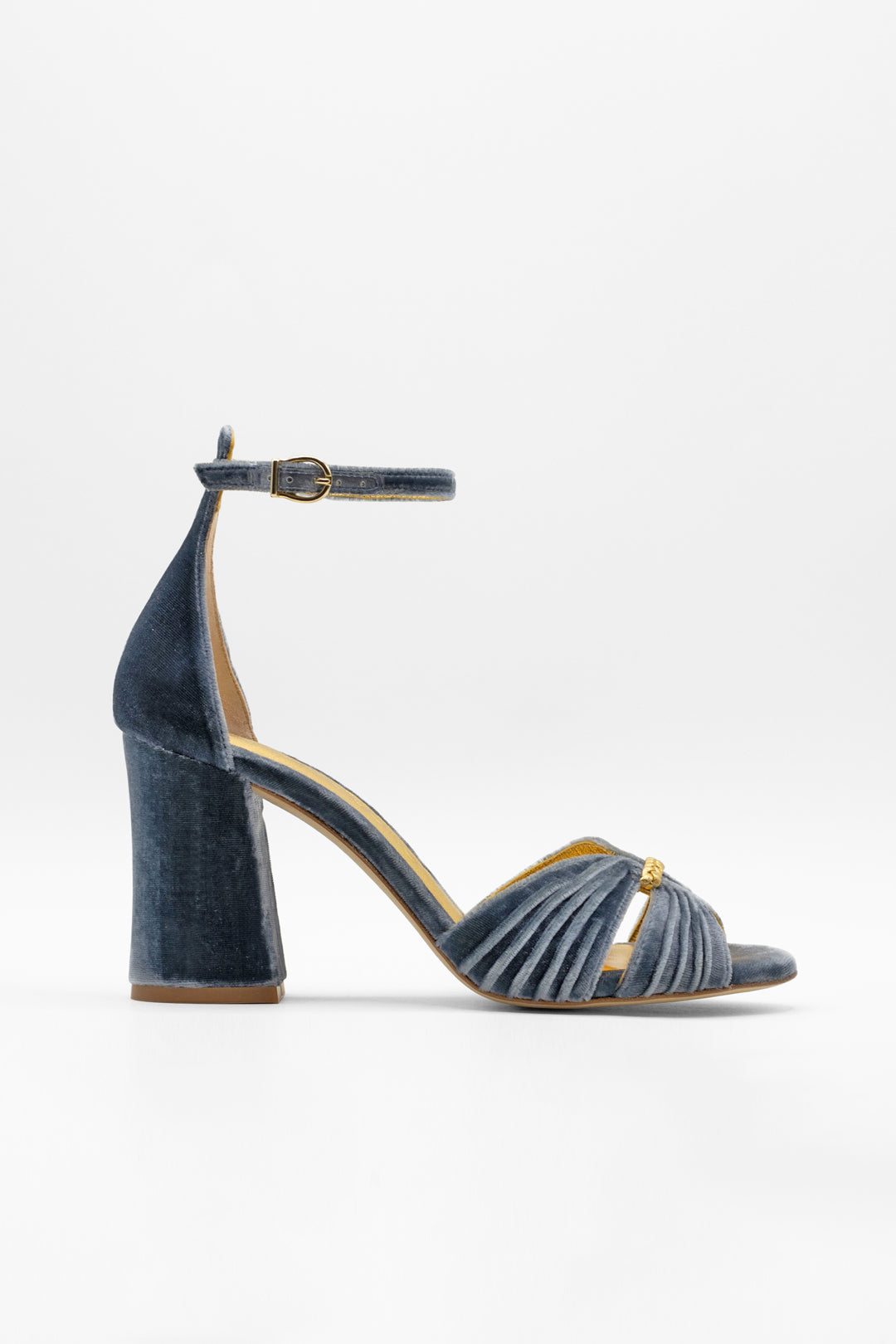 zapatos azules en terciopelo con detalle dorado
