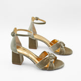 sandalias de terciopelo para novias elegantes