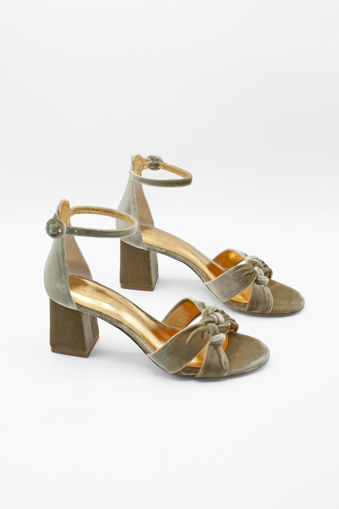 sandalias de terciopelo para novias elegantes