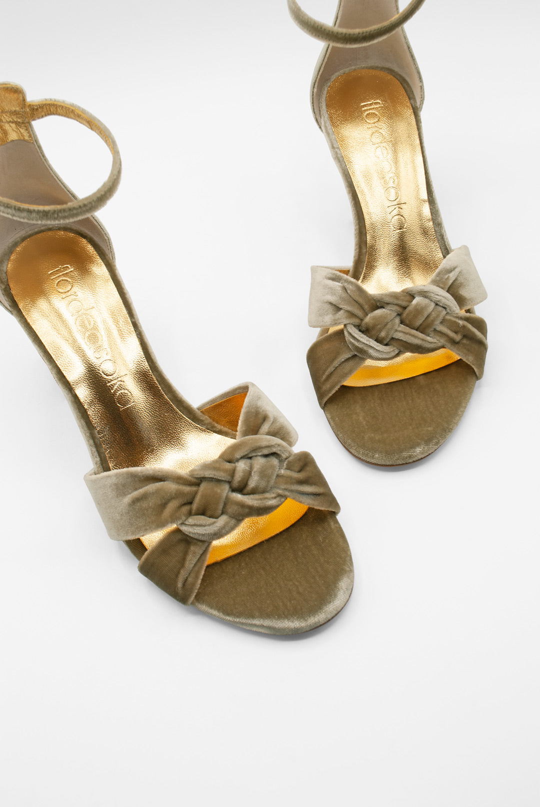 sandalias con detalle nudo trenzado
