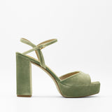 Sandalias de terciopelo de seda verde con plataforma para novias o invitadas
