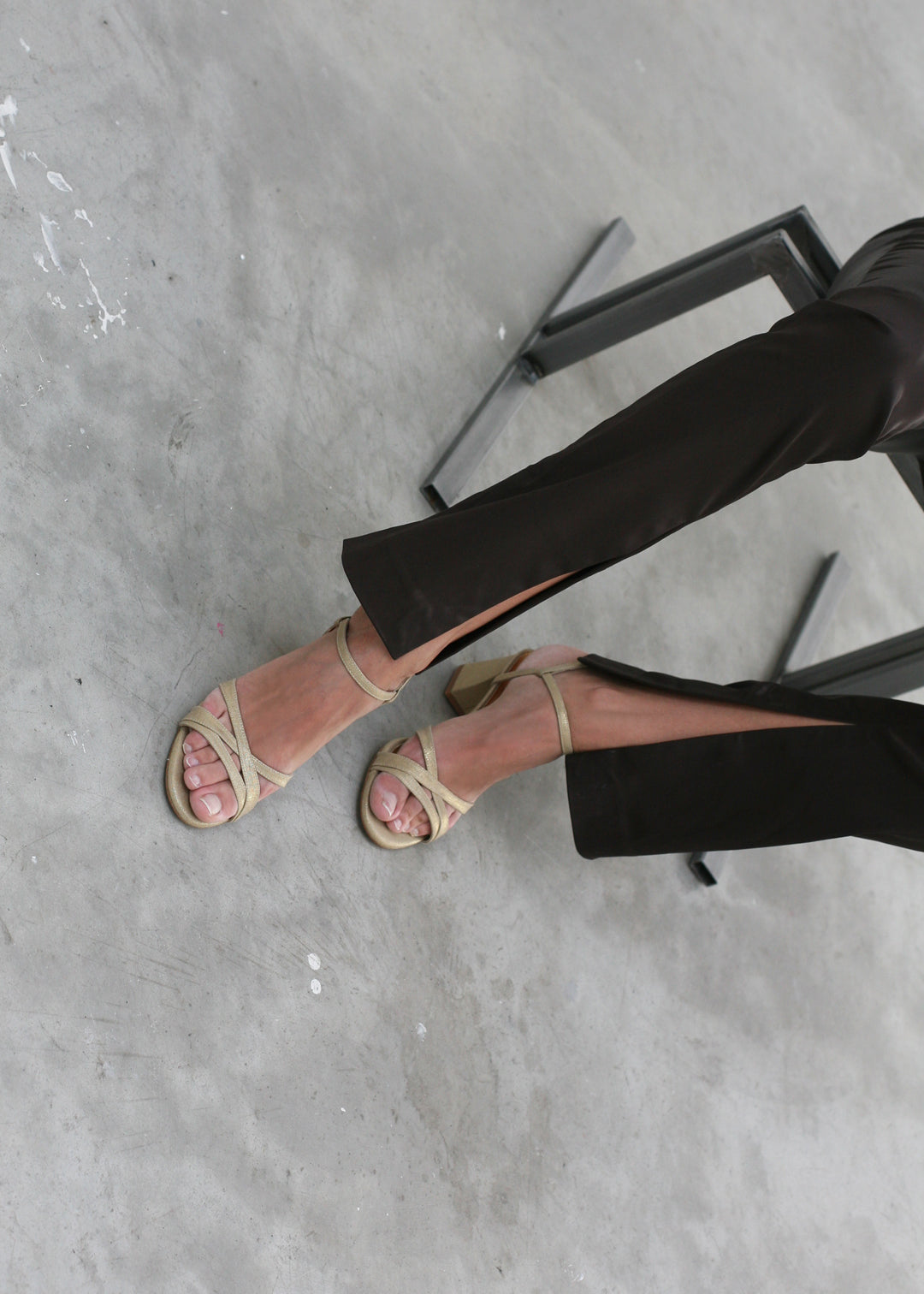 sandalias doradas con tacón cómodo
