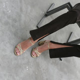 sandalias doradas con tacón cómodo